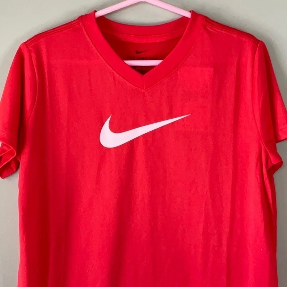 Nike Girls' Swoosh Dri-FIT T-shirt red